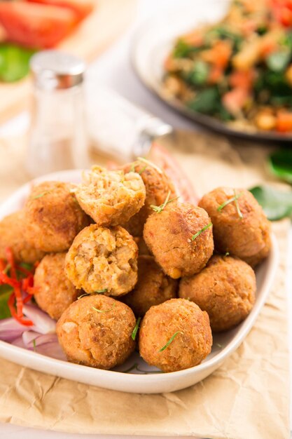 Foto close-up di polpette in piatto su tavola