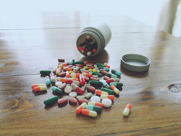 Photo close-up of medicines on table