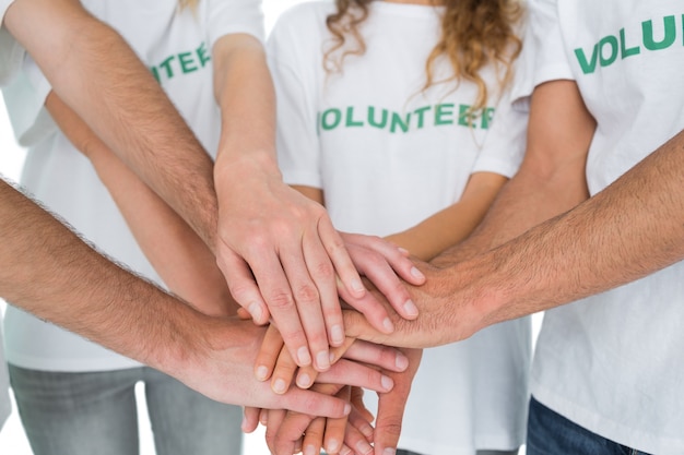 Close-up medio sectie vrijwilligers met handen samen
