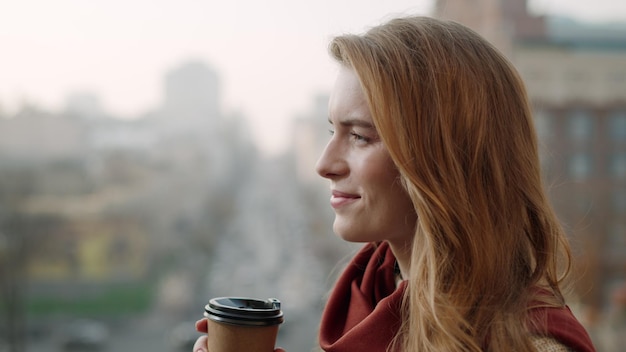 Foto close-up meisje buiten koffie drinken hipster vrouw ontspannen op straat