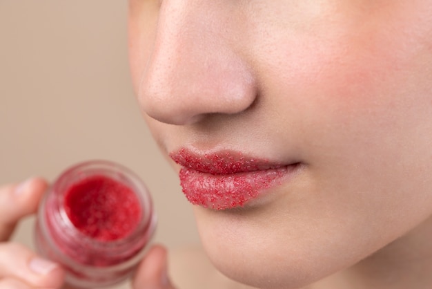 Close-up meisje met lip scrub container