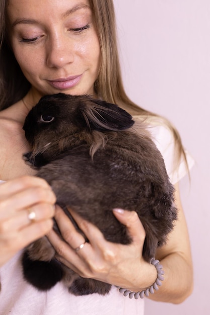 Close-up meisje met schattig konijn binnenshuis close-up mooi huisdier en dier concept