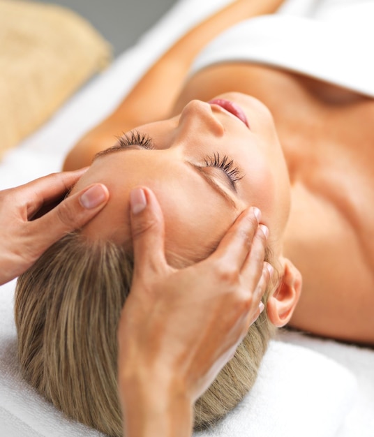 Close-up meisje of hand in spa massage of ontspanning van de geest wellness of luxe als zelfzorg en mentale gezondheid Hoofd klant of vrede om olie gezichtsbehandeling of slaap van droom salon tafel of cosmetologie therapie