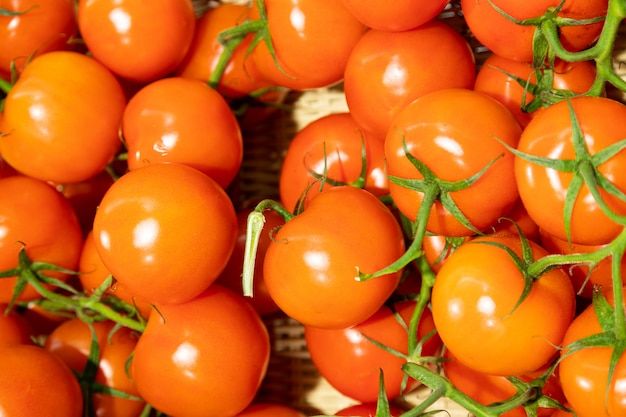 Крупный план спелых красных кустарников-томатов на прилавке супермаркета