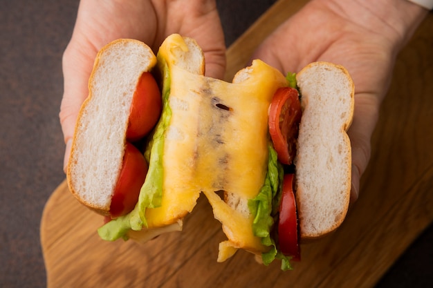 Primo piano sul formaggio fuso nel panino