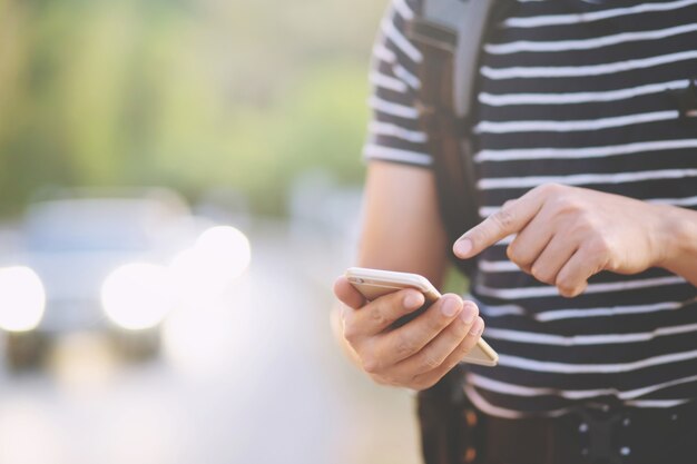 휴대 전화를 들고 남자의 손을 클로즈업합니다