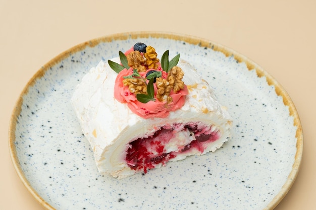 Close-up meringue roll in ronde plaat Zoet voedsel stilleven