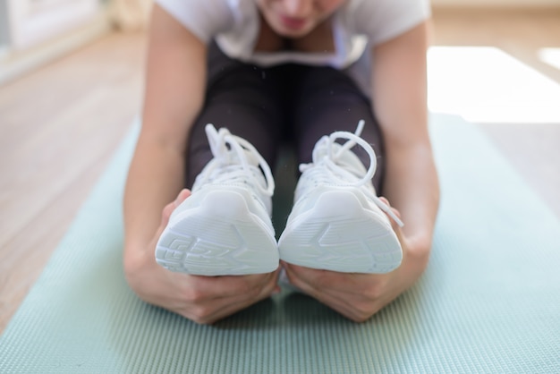 Close-up met handen rond voeten tijdens het sporten