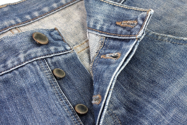 Foto chiuda sul bottone del metallo sui jeans