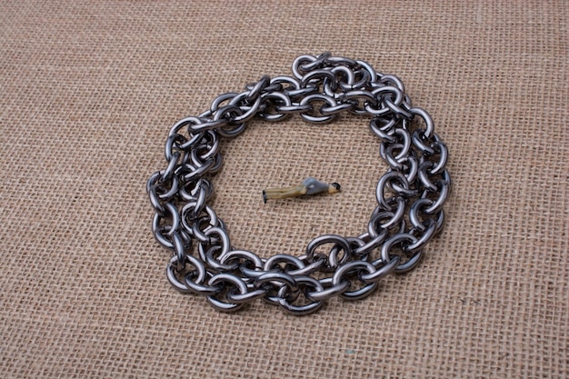 Photo close-up of metal chain on table