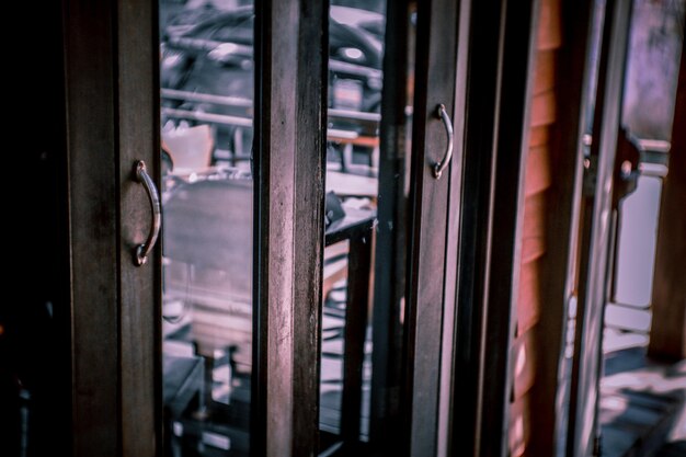 Foto prossimo piano di una porta di metallo nell'edificio