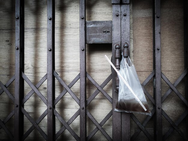 Photo close-up of metal door of building