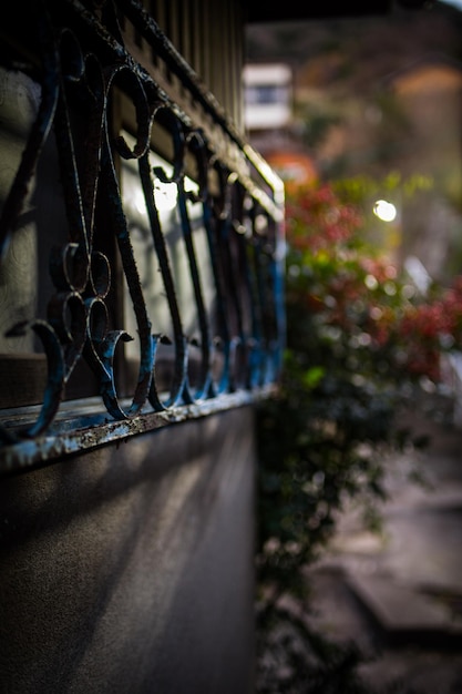 Foto close-up di una recinzione metallica nel cortile