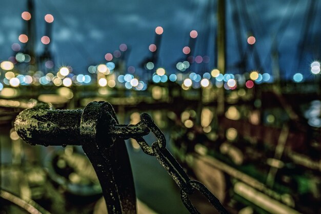 Foto close-up di metallo in una città illuminata di notte
