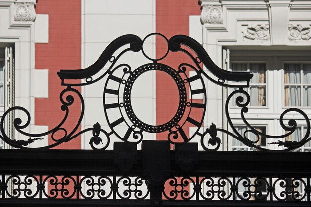 Photo close-up of metal railing against building