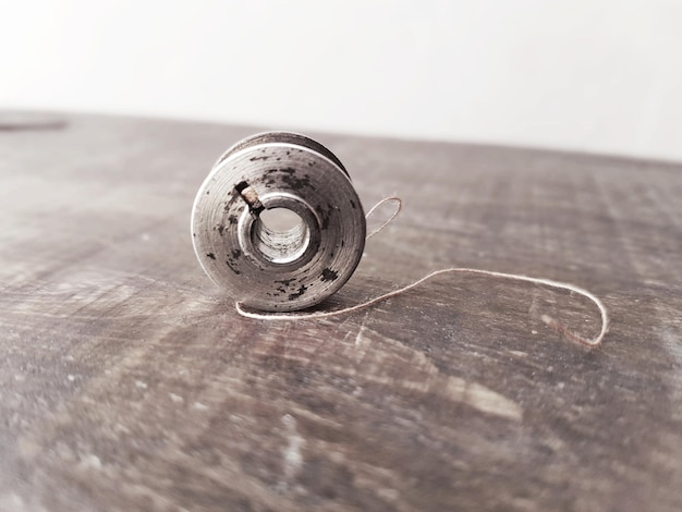 Photo close-up of metal spool on table