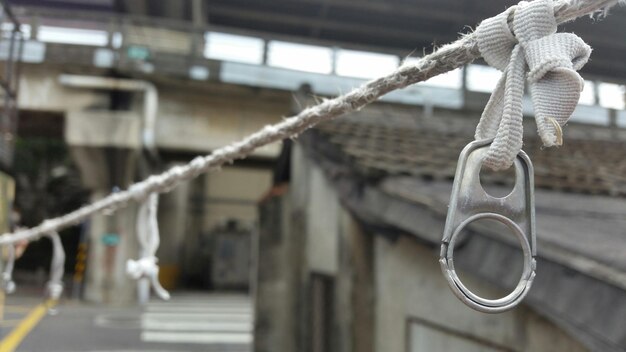 Photo close-up of metal tied on rope