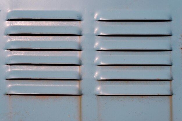 Close-up metalen ventilatierooster in groen