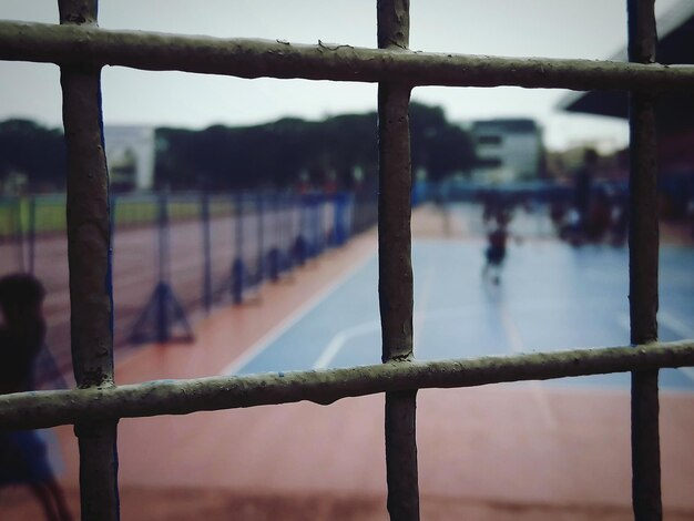 Foto close-up di una recinzione metallica al campo da basket