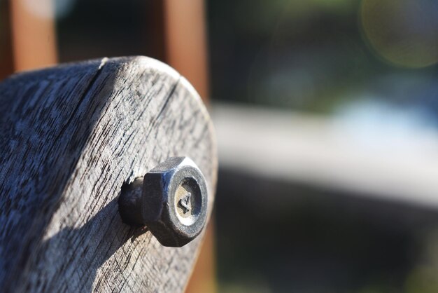 Foto close-up di un oggetto metallico su legno