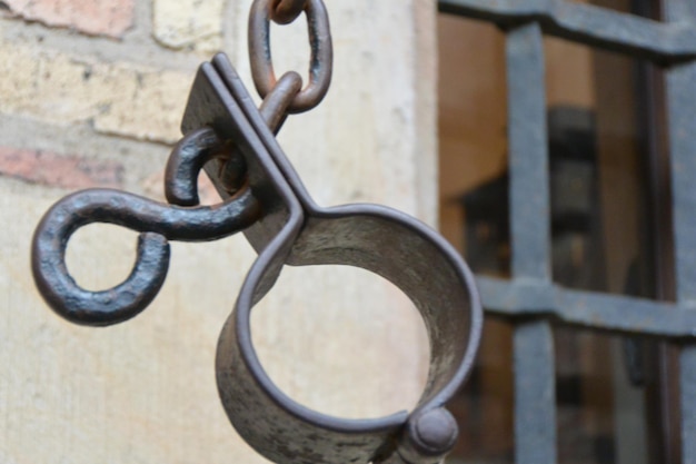 Foto prossimo piano di un oggetto metallico