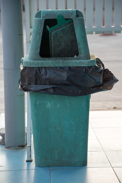 Photo close-up of metallic structure against wall in building