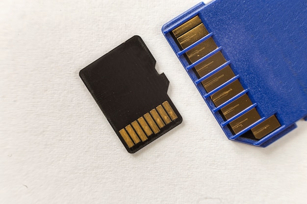 Foto primo piano della scheda di memoria micro sd e dell'adattatore sd