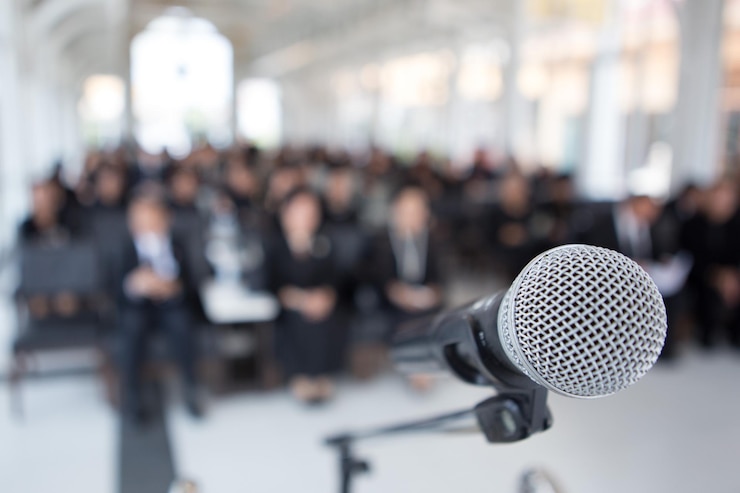 Photo close-up of microphone against people sitting in church