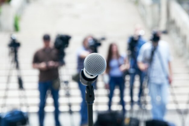 Foto close-up del microfono contro le persone