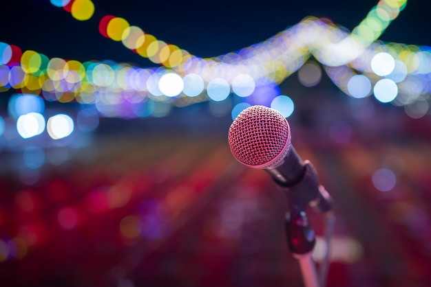 Primo piano di un microfono nella sala da concerto microfono da palcoscenico con luci colorate