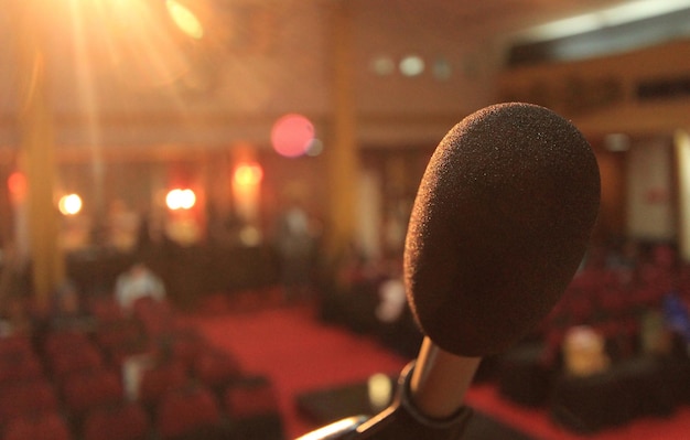 Foto prossimo piano del microfono in teatro