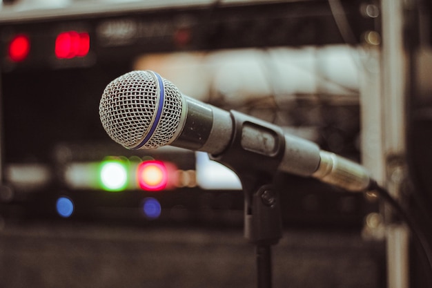 Photo close up of a microphone with beautiful lighting