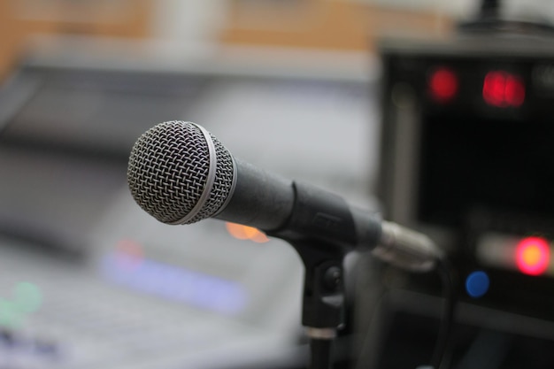 Photo close up of a microphone with beautiful lighting