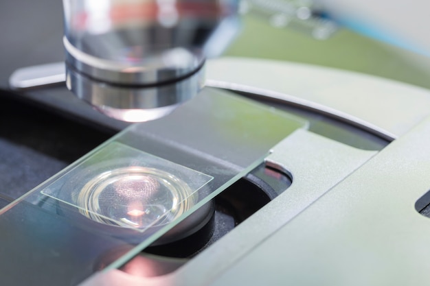 血液研究室、概念科学と技術の顕微鏡のクローズアップ