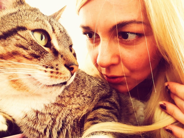 Photo close-up of mid adult woman looking at cat