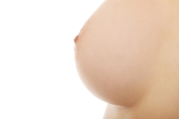Close-up middelste deel van de borst van een vrouw tegen een witte achtergrond
