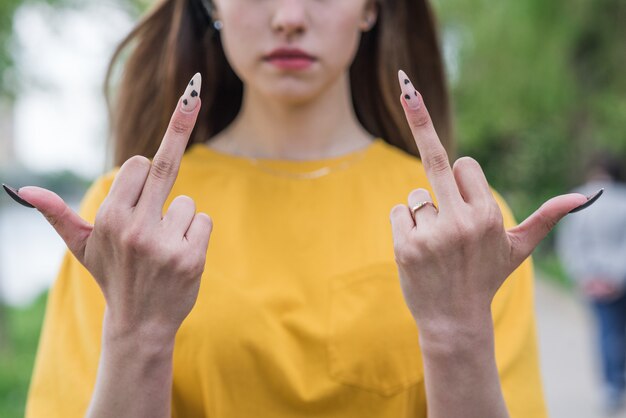 Close up of middle fingers of a young and beautiful caucasian\
girl