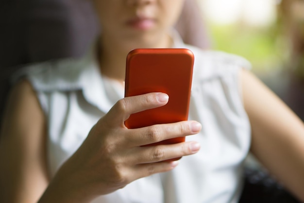 Foto close-up di una donna adulta che usa un telefono cellulare