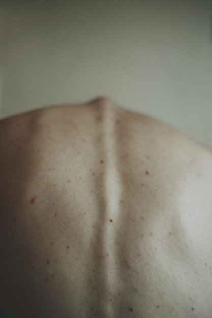 Photo close-up of midsection of shirtless man back at home