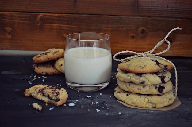 Photo close-up of milk and cookies on table