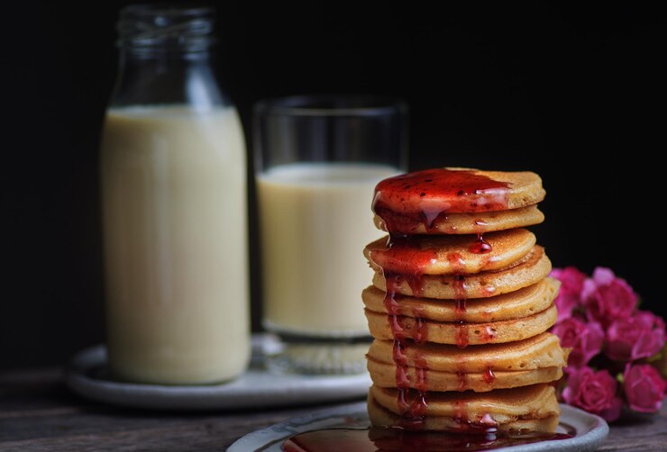 Photo close-up of milk with pancake on table