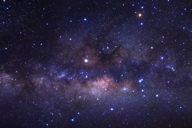 Chiuda in su della galassia della via lattea con le stelle e la polvere spaziale nell'universo