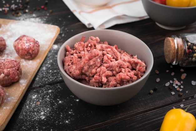 Photo close-up minced meat, meatballs and ingredients