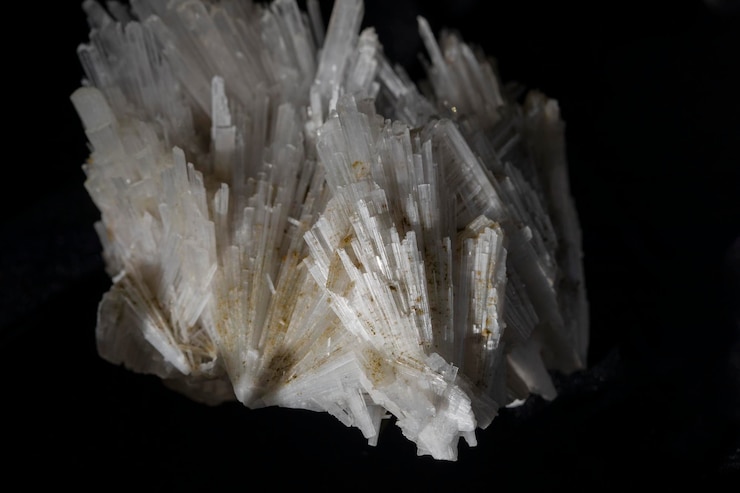 Photo close-up of mineral against black background