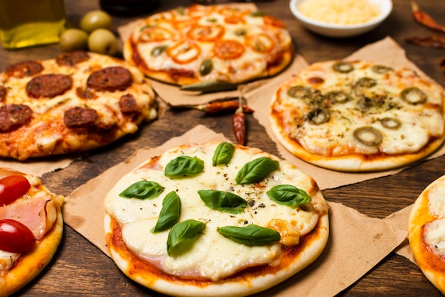 Photo close-up of mini pizza on wood table