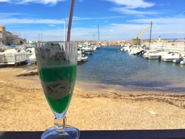 Foto close-up di un gelato alla menta sulla spiaggia