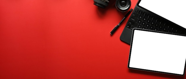 Foto close-up di un telefono cellulare sul tavolo contro il muro