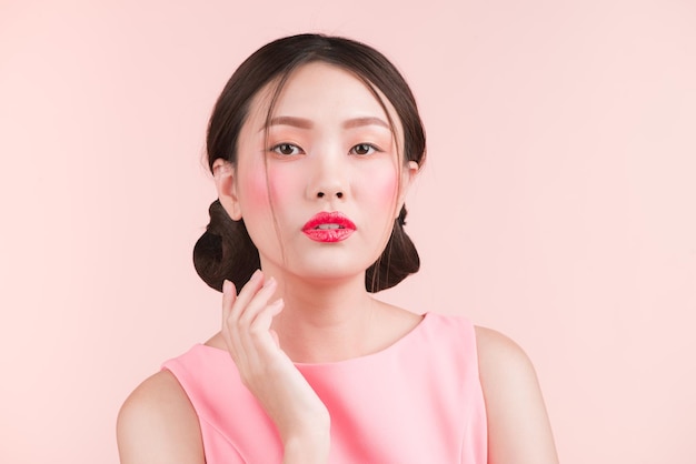 Close-up mode portret vrouw tegen roze achtergrond
