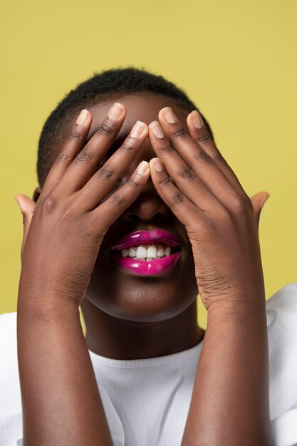 Foto close-up model dat haar gezicht bedekt