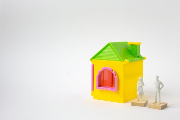 Photo close-up of model home with figurine on white background